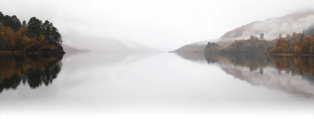 一個寧靜的湖泊圖片
